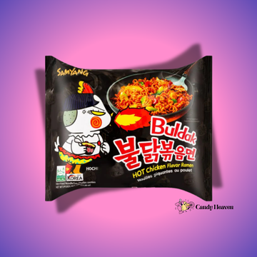 Buldak Csípős Ramen csomag, koreai fűszeres tészta étel, gazdag és pikáns ízekkel, intenzív csípős szósszal.