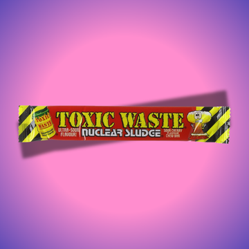 Toxic Waste Sour Cherry Chew Bar - Cseresznyés extra savanyú olvadós rágó 20g csomagolása, élénk színekben, amely a savanyú cseresznye ízét ígéri.