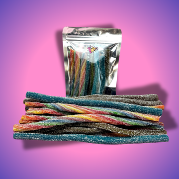 Savanyú kábel mix gumicukor, amely tartalmazza a savanyú kóla kábelt, savanyú áfonya kábelt és savanyú szivárvány kábelt, élénk színekben és rugalmas formákban.