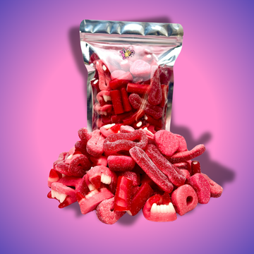 Piros mix gumicukor, amely tartalmazza a savanyú eper karikát, savanyú eper szívet, mini eper kábelt és drakula fogsort, élénk színekben és szórakoztató formákban.