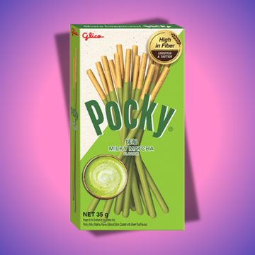 Milky Matcha Pocky pálcikák, matcha csokoládé bevonattal és tejkrémes réteggel, japán édesség.