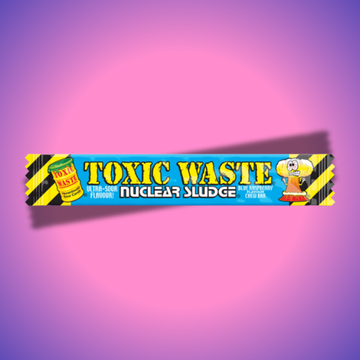 Toxic Waste Sour Blueberry Chew Bar extra savanyú kék málnás olvadós rágó 20g csomag, intenzív ízélménnyel.