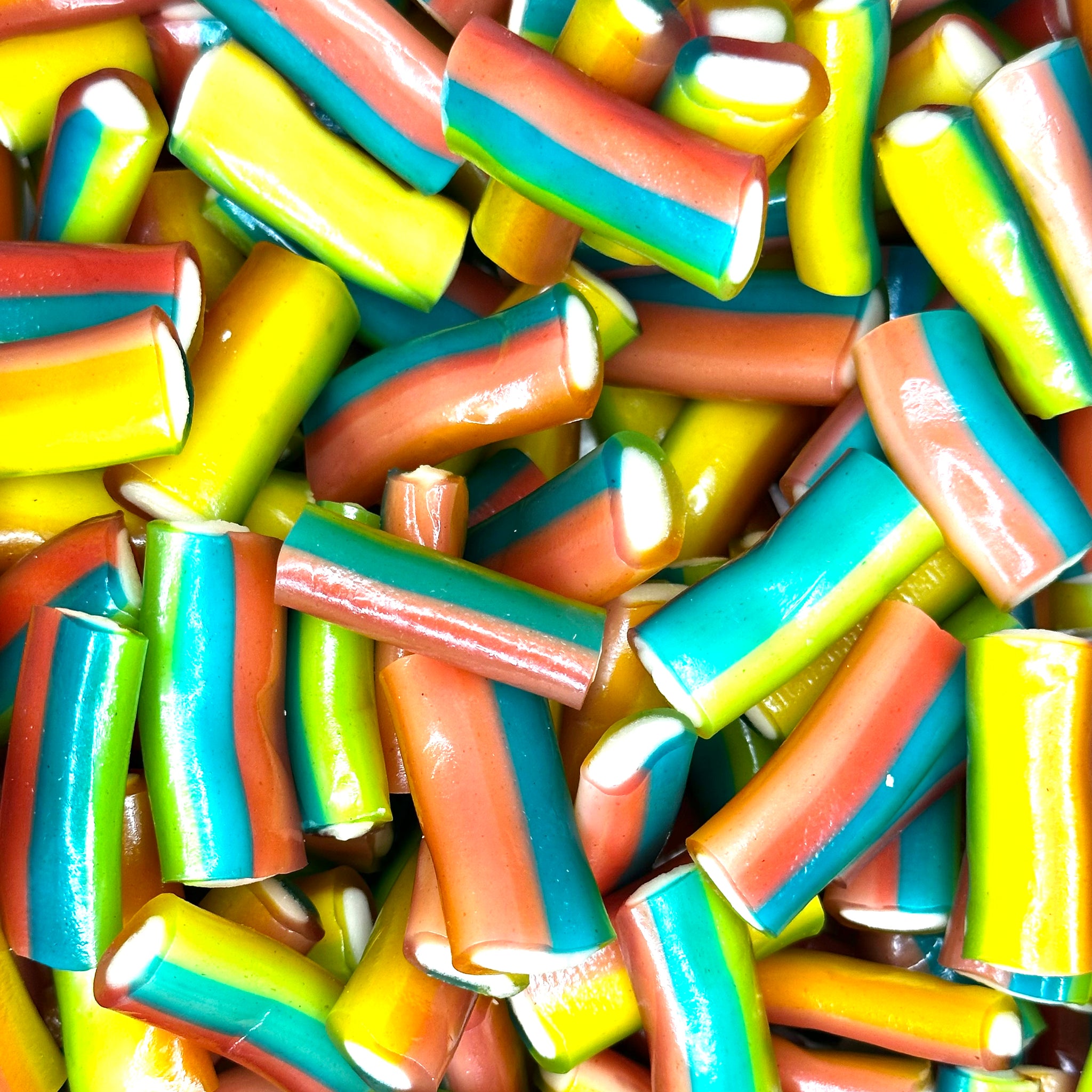 Mini szivárvány kábel gumicukor színes ízletes darabjai egy tálban
Friss mini szivárvány kábel gumicukor, édes és ínycsiklandó színes édességek
Szivárvány színű mini gumicukrok egy asztalon, ideális ajándék és édesség a vásárláshoz
