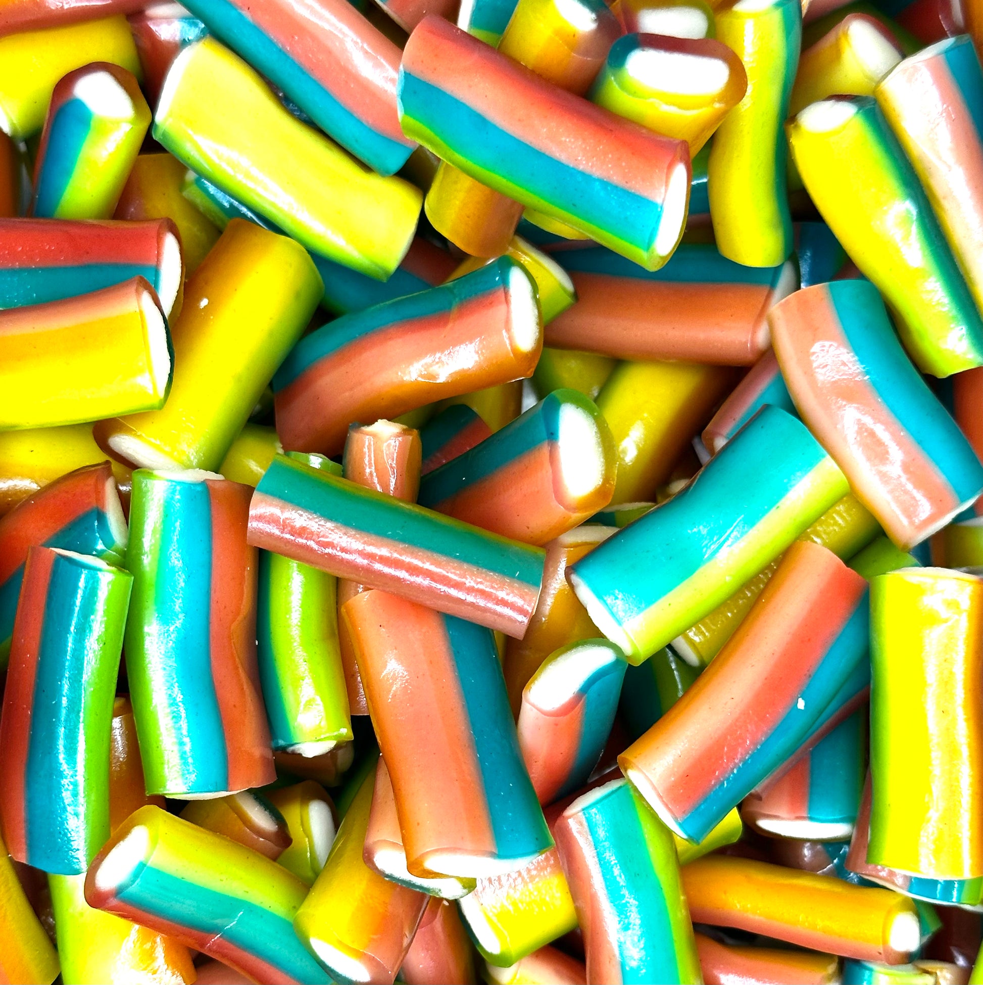 Mini szivárvány kábel gumicukor színes ízletes darabjai egy tálban
Friss mini szivárvány kábel gumicukor, édes és ínycsiklandó színes édességek
Szivárvány színű mini gumicukrok egy asztalon, ideális ajándék és édesség a vásárláshoz
